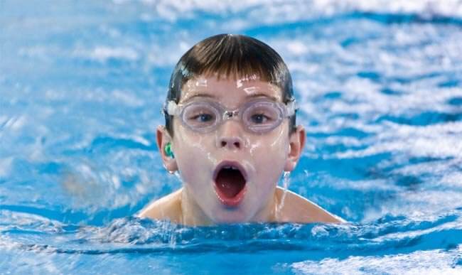 Cómo ayuda la natación a los niños