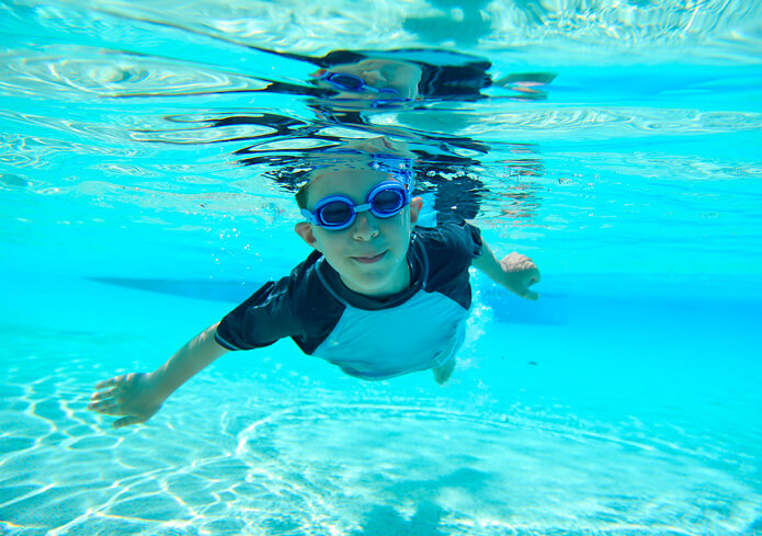Clases de natación para niños con autismo