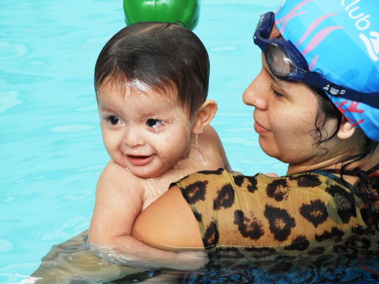 8 tips para que los bebés toleren el agua en la cara