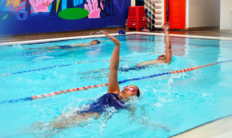 Clases de natación para adultos con miedo al agua