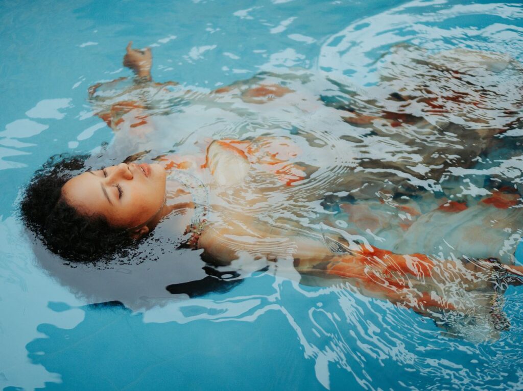 Si no sabes cómo flotar en el agua, practica la posición estrella de mar