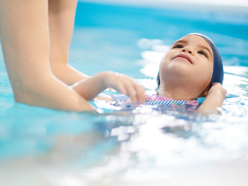 6 ejercicios para aprender a flotar en el agua: Para todos