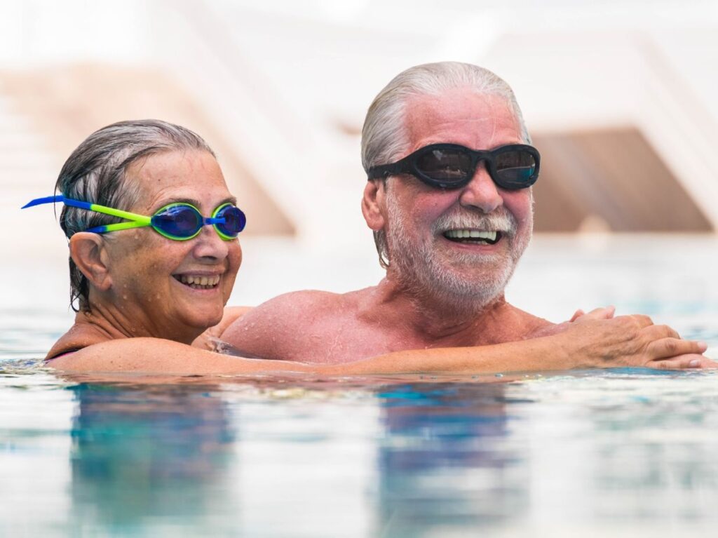 Las clases de natación para adultos mayores ofrecen diversos beneficios para la salud