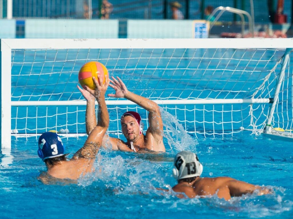 En una alberca olímpica puedes practicar waterpolo