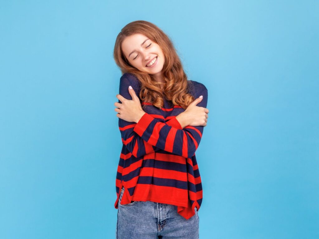 Niña mostrando autoestima para mejorar su rendimiento académico