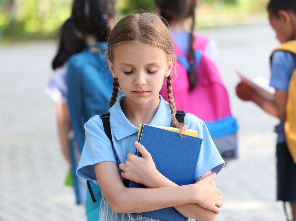 Niña yendo a la escuela para aprender habilidades para los niños