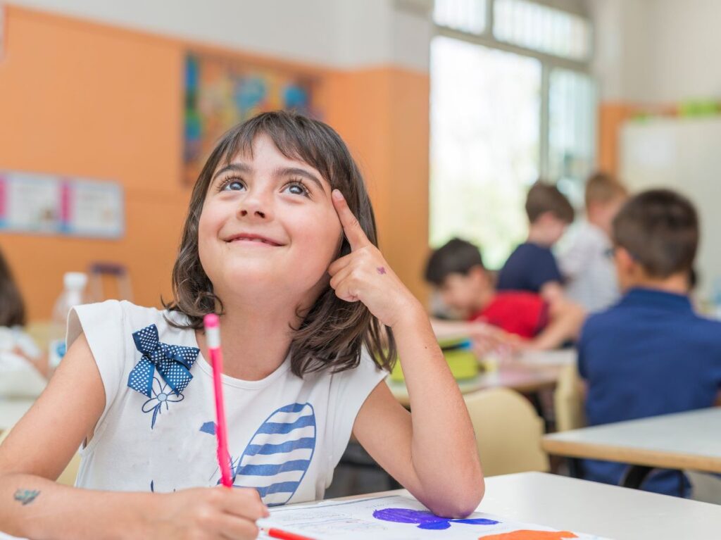 Niña pensando. El pensamiento crítico es una de las habilidades de los niños más importantes
