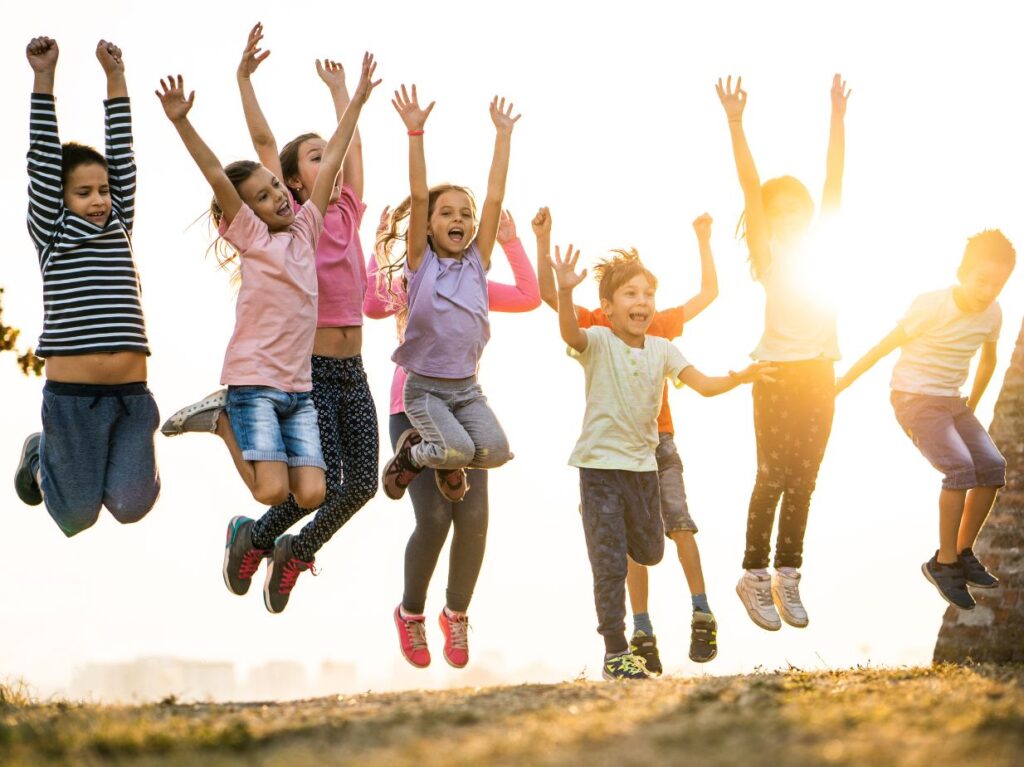 Niños saltando contentos, porque alcanzaron metas