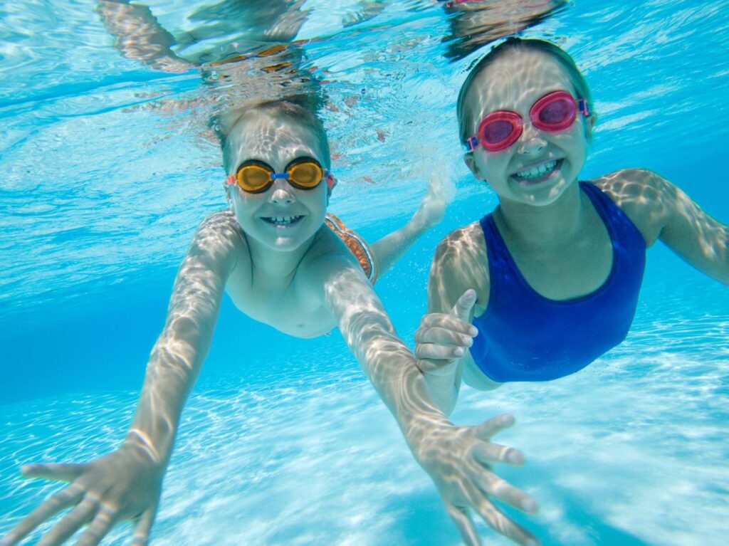 niños aprendiendo reglas de natación