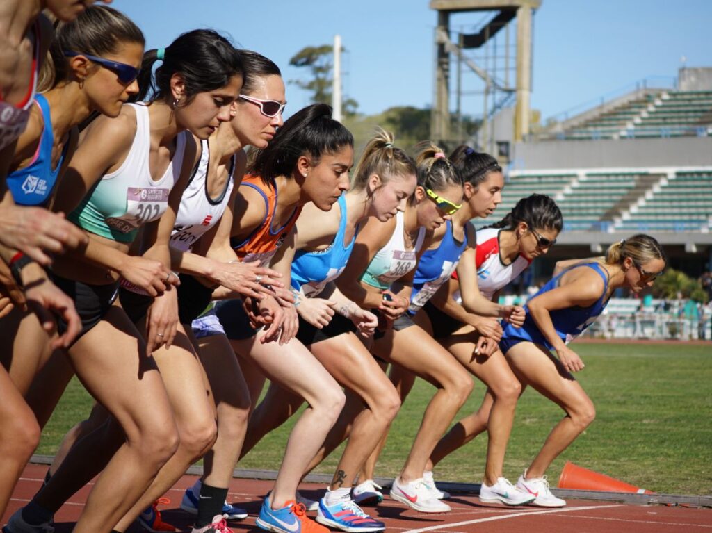 Nadadora mujer en las olimpiadas, nadando de crol