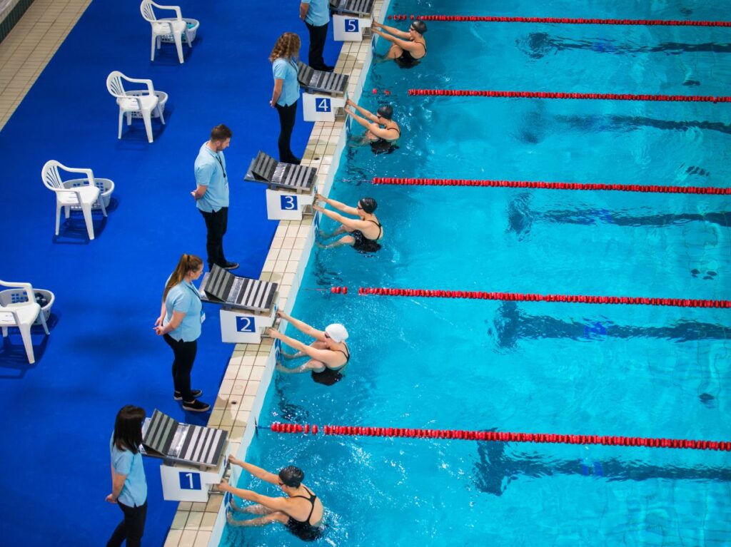 Nadadores practicando natación en los juegos olímpicos
