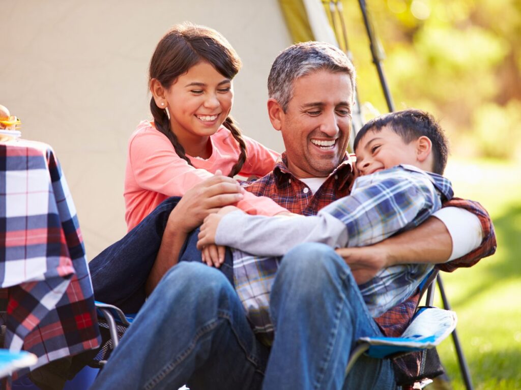 Familia divirtiéndose porque saben que hacer en vacaciones de verano con niños