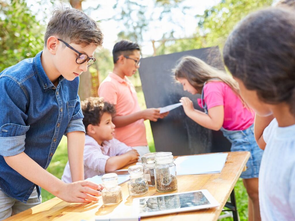 Niños haciendo manualidades durante sus vacaciones de verano 2024