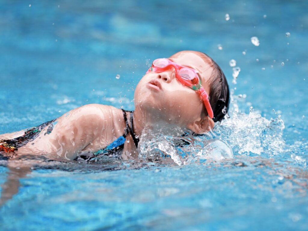 Niño nadando y disfrutando de los beneficios de la natación para niños de 6 a 10 años