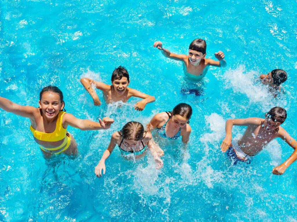 Niño socializando y disfrutando de los beneficios de la natación para niños de 6 a 10 años