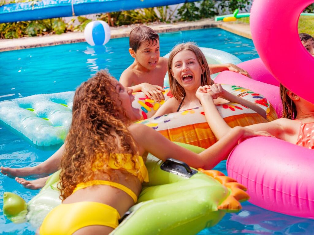 Niños jugando con pelotas en la piscina