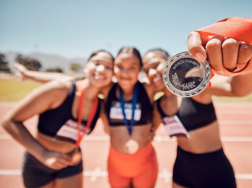 Triatletas mostrando sus medallas previas a los juegos olímpicos 2024