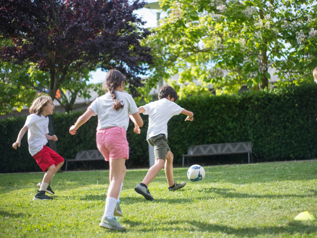 Niños jugando al futbol