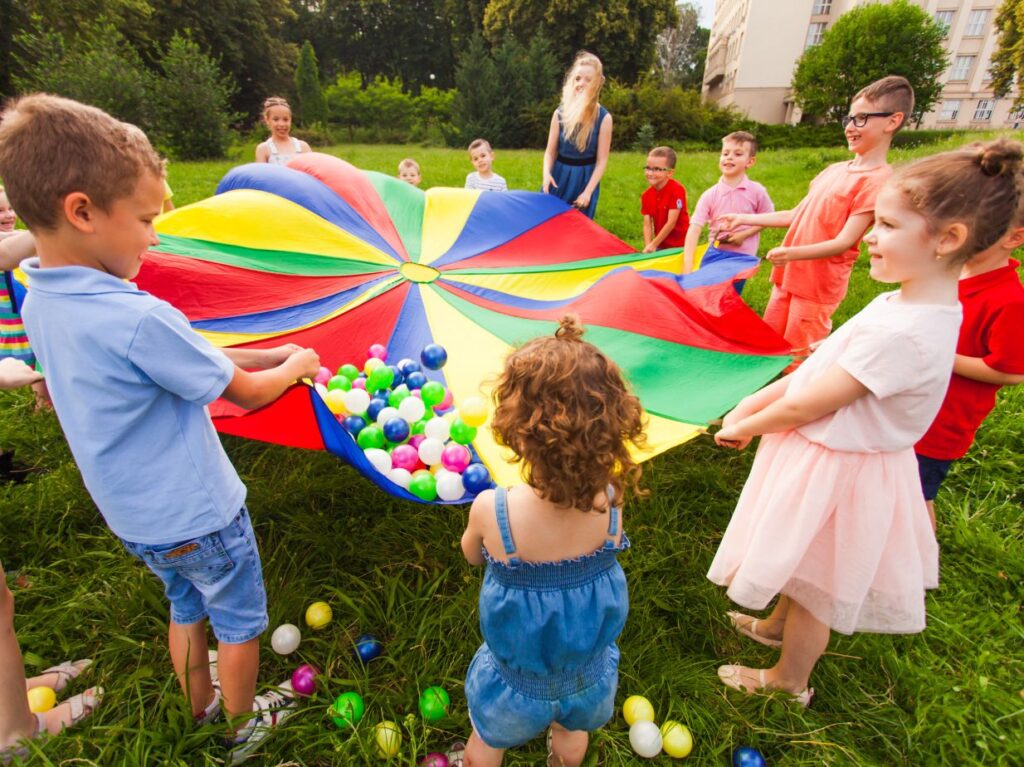 Niños jugando, mientras obtienen habilidades sociales