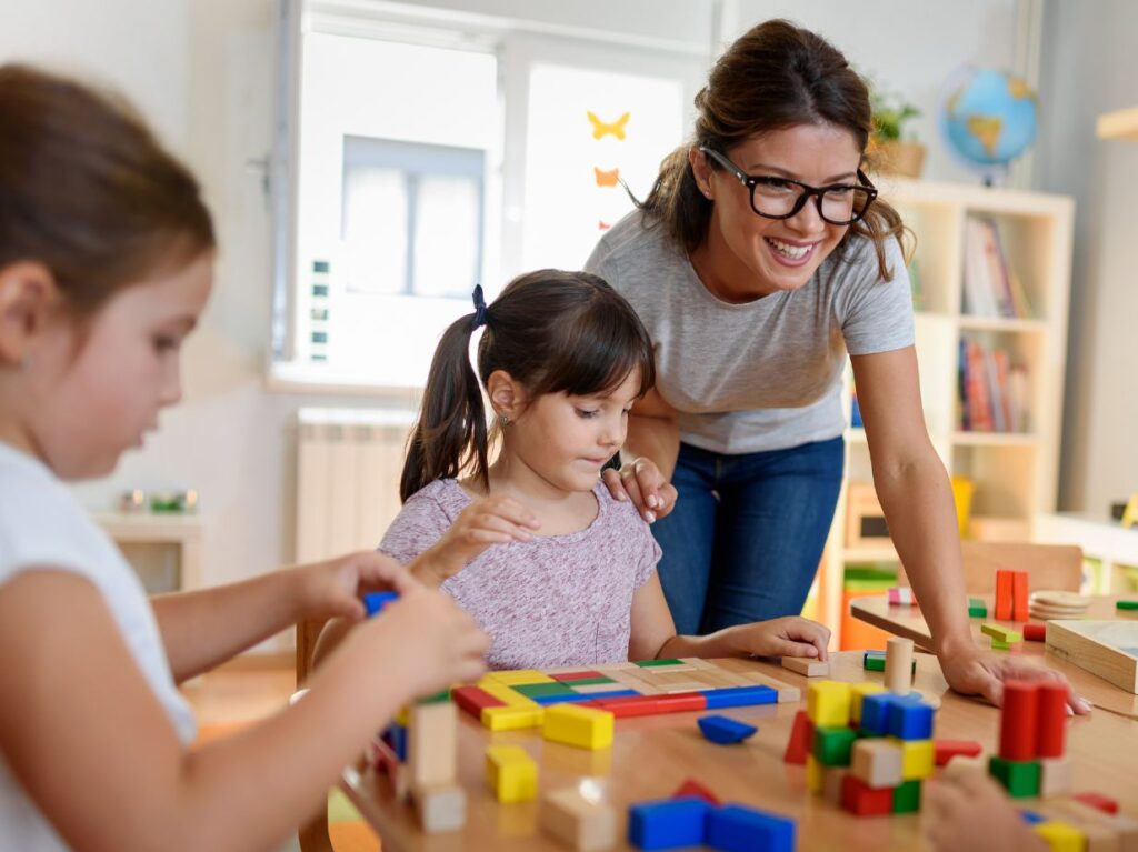 Niña aprendiendo competencias cognitivas