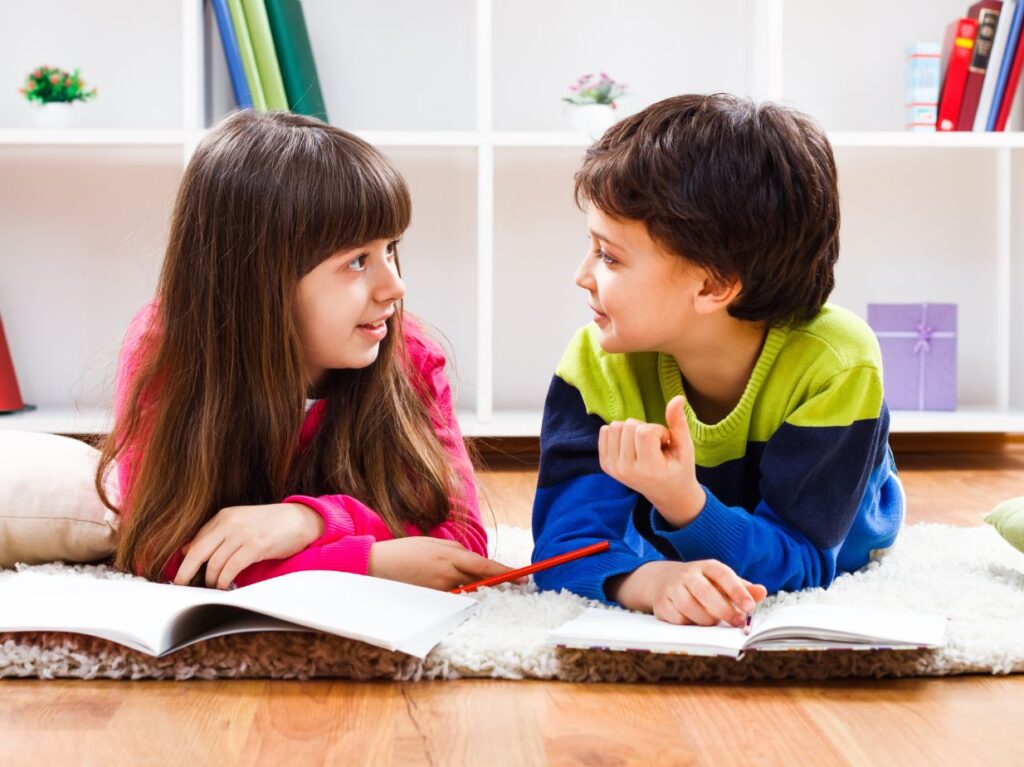 Niños conversando. La plática es una habilidad social básica