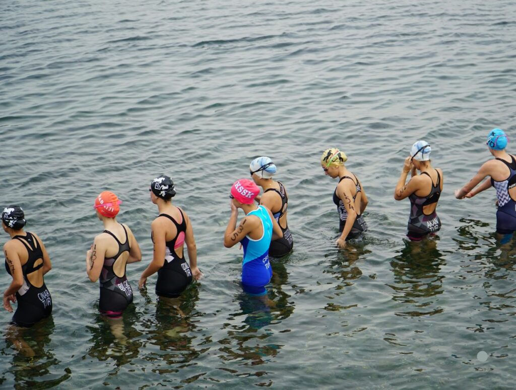 Imagen de nadadores dispuestos a nadar en aguas abiertas