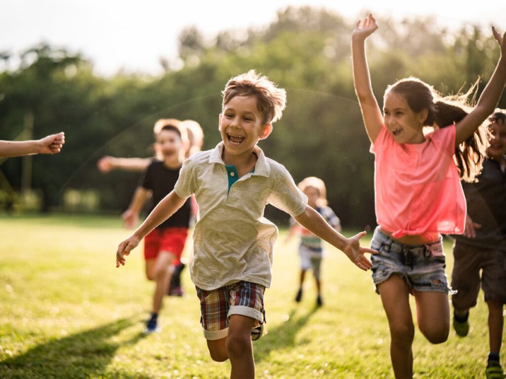 Niños felices jugando en un parque