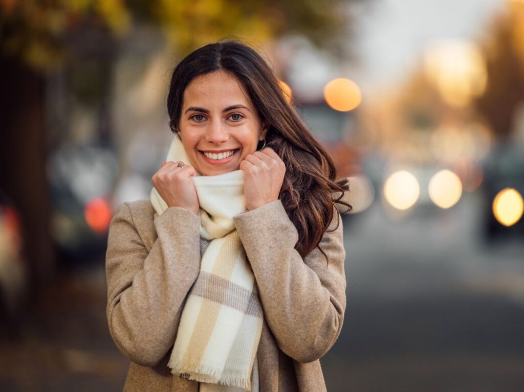 Mujer joven, bien abrigada del frío y feliz