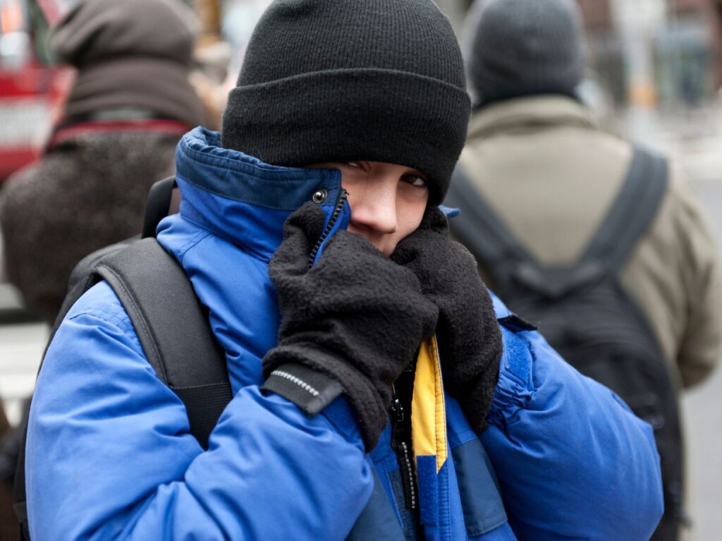 Niño con chamarra azul, para cuidarse del frío