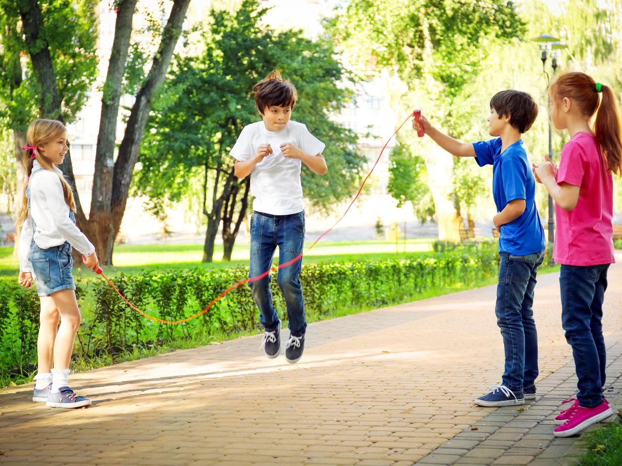 Niños jugando a saltar la cuerda
