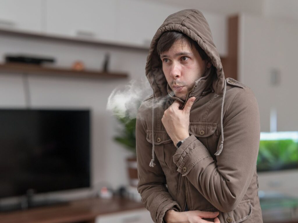 Hombre adulto con mucho frío