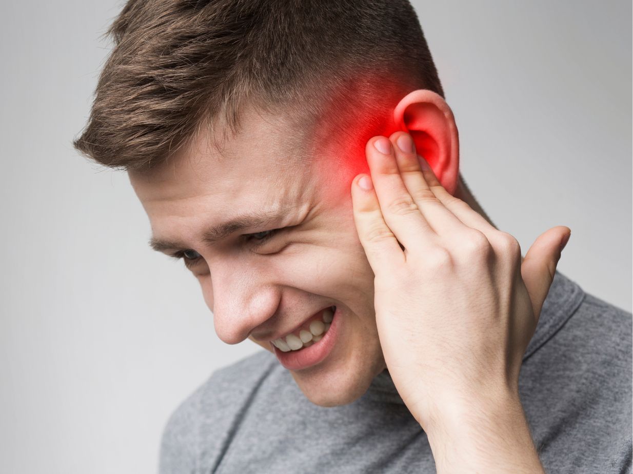 Hombre con dolor en el oído