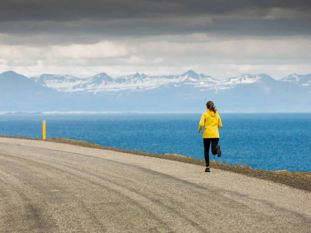 Mujer corriendo, que es uno de los consejos para cuidar la salud en invierno