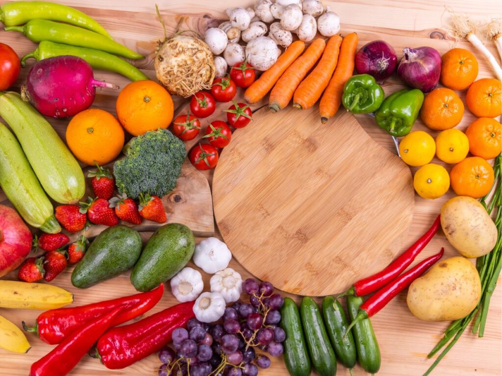 Frutas y verduras de diferentes colores.