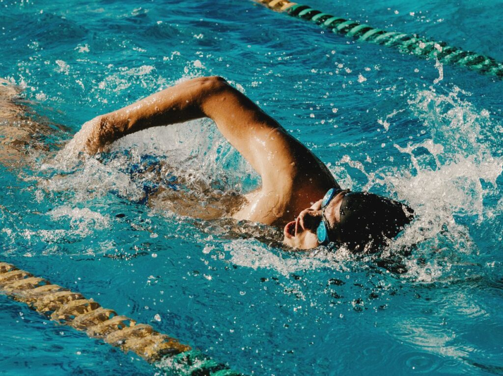 Nadador profesional practicando una rutina de natación