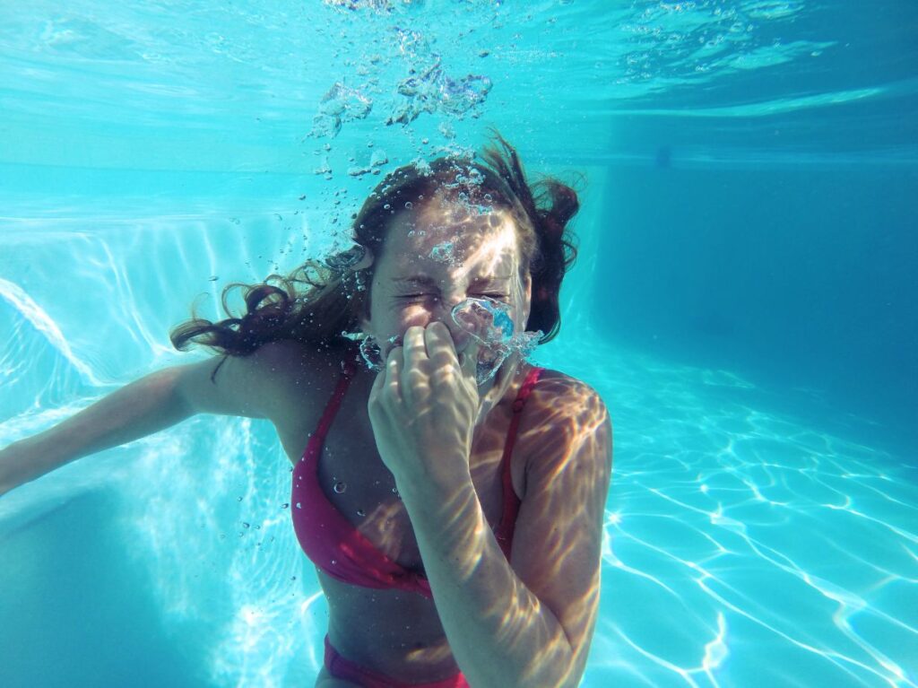 Mujer practicando ejercicios de respiración en natación para adultos