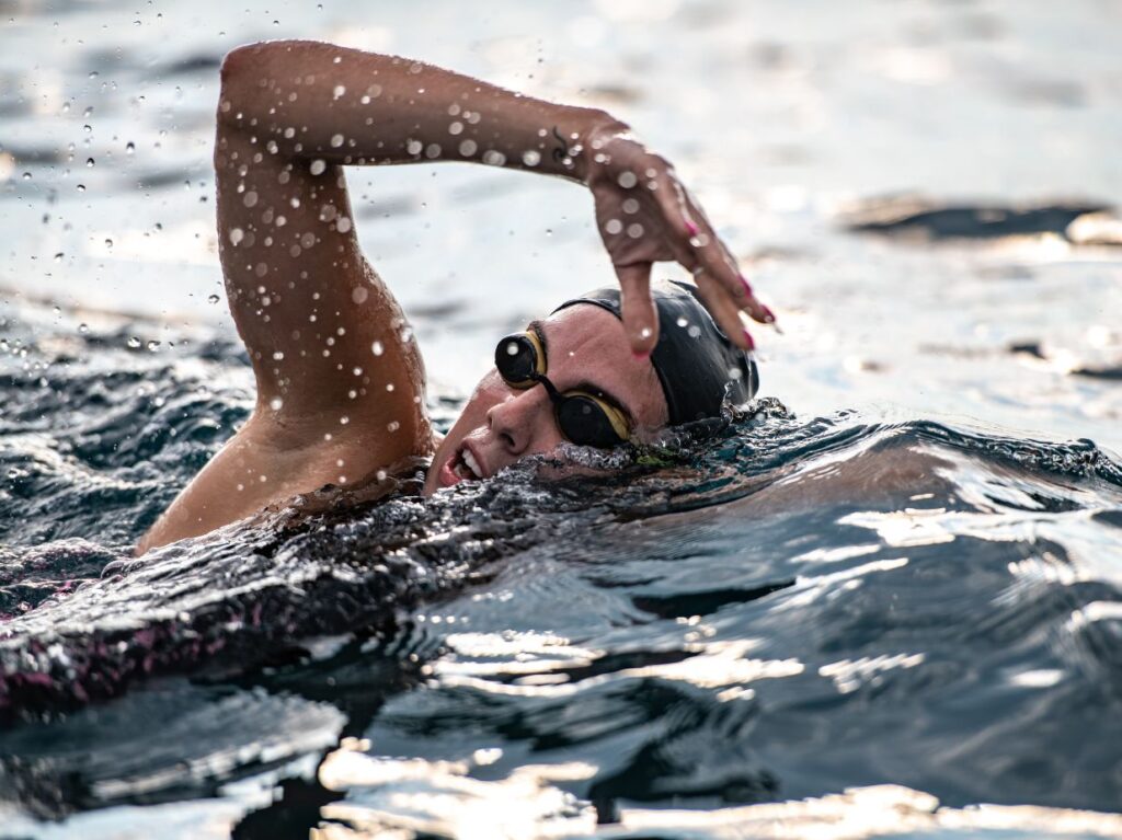 Mujer haciendo su entrenamiento de natación para triatlón, en aguas abiertas