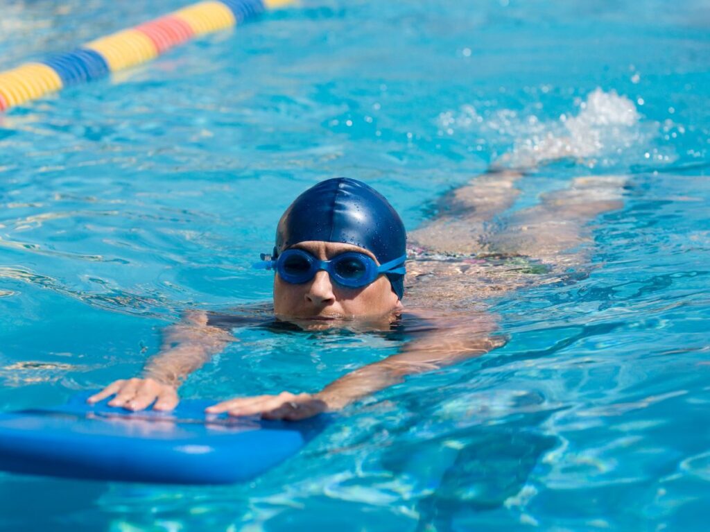 Un señor tomando clases de natación para adultos con miedo al agua