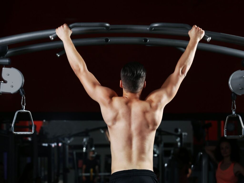 Hombre practicando ejercicios para espalda, haciendo dominadas