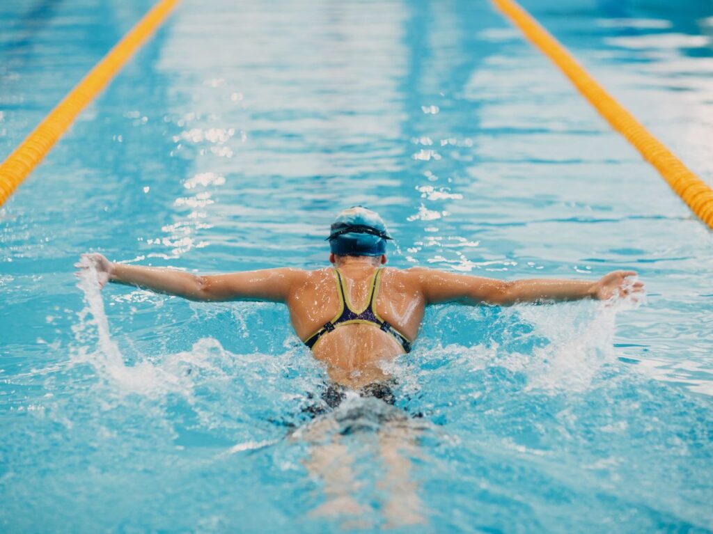 Mujer practicando natación