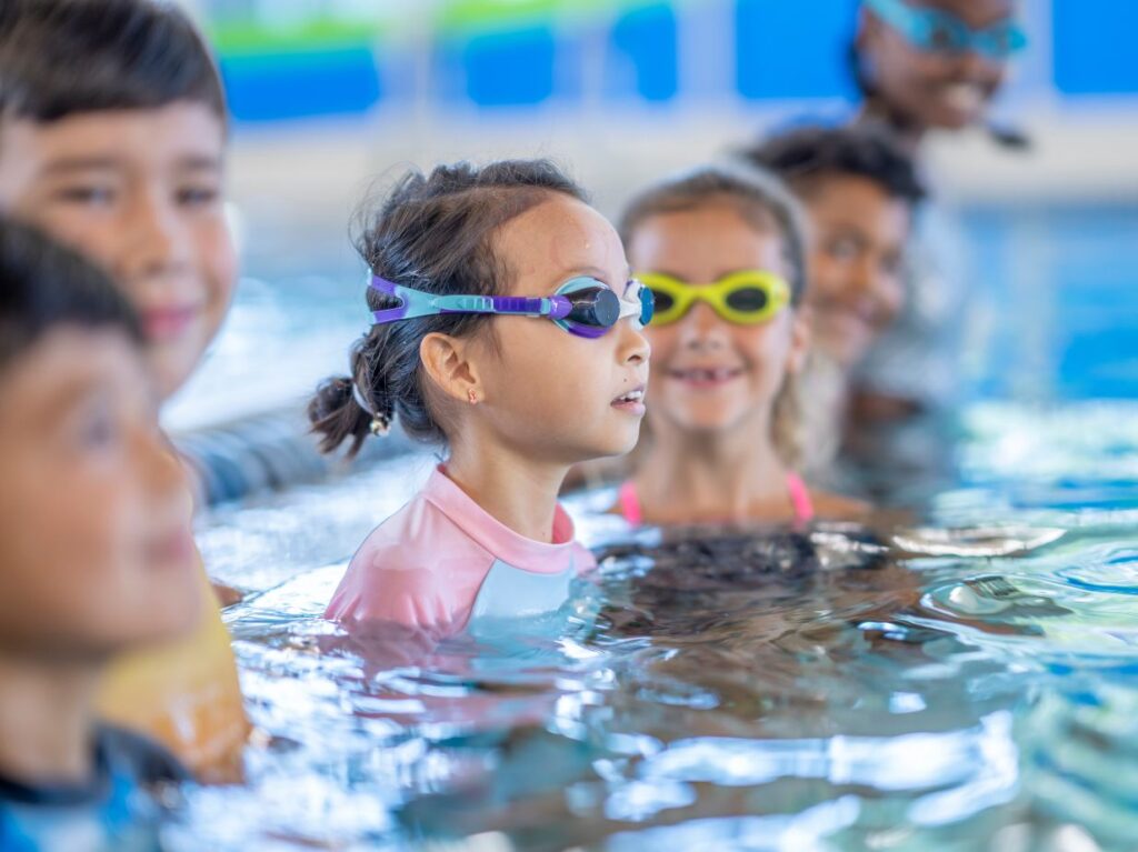 Niña con goggles a punto de nadar