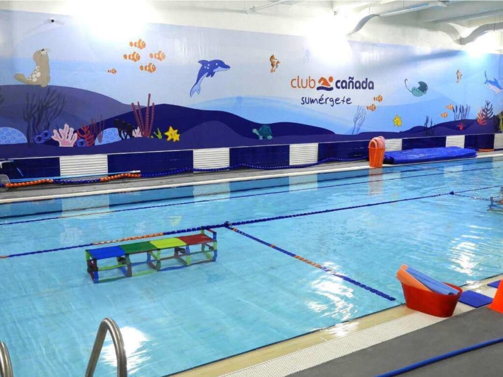 Escuela de natación limpia y moderna