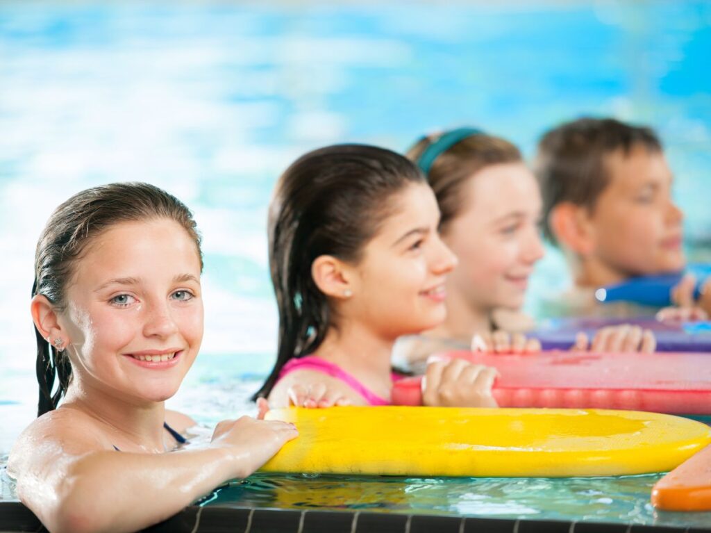 Las clases de natación grupales son ideales para niños