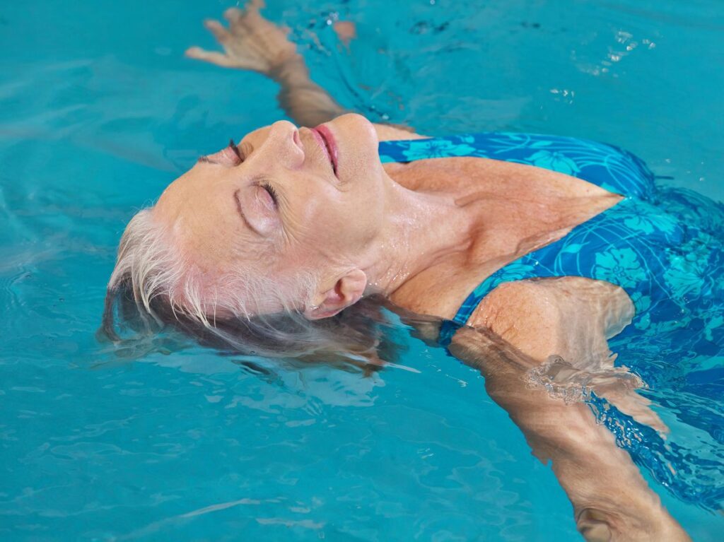 Natación terapéutica para adultos mayores con problemas de espalda