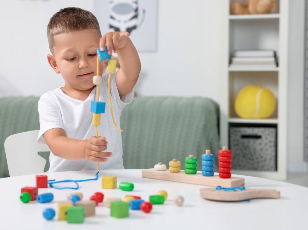 Un niño de dos años mejorando su psicomotricidad con ejercicios