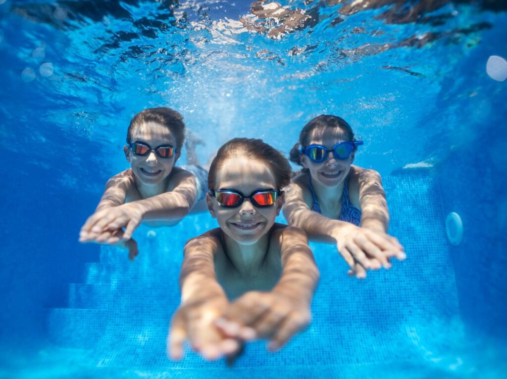 Niños nadando y experimentando los Beneficios de la natación para niños con asma