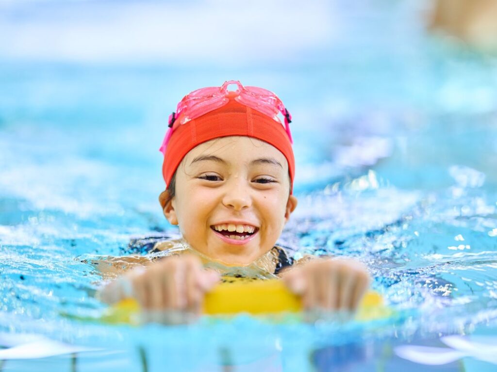 Un nadando y descubriendo que la natación ayuda a mejorar la confianza en niños pequeños