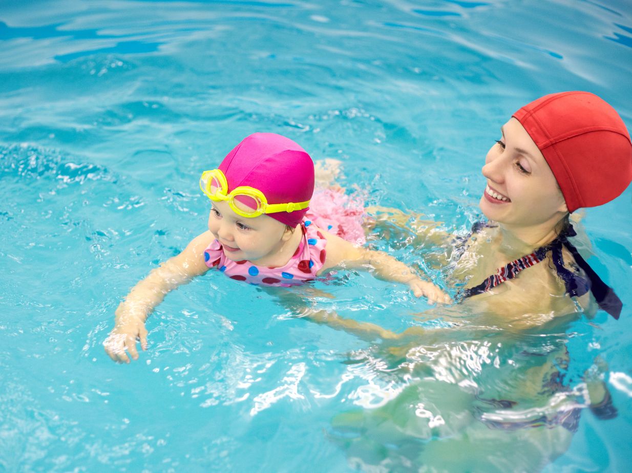 ¿Qué considerar antes de inscribir a mi bebé a clases de natación?