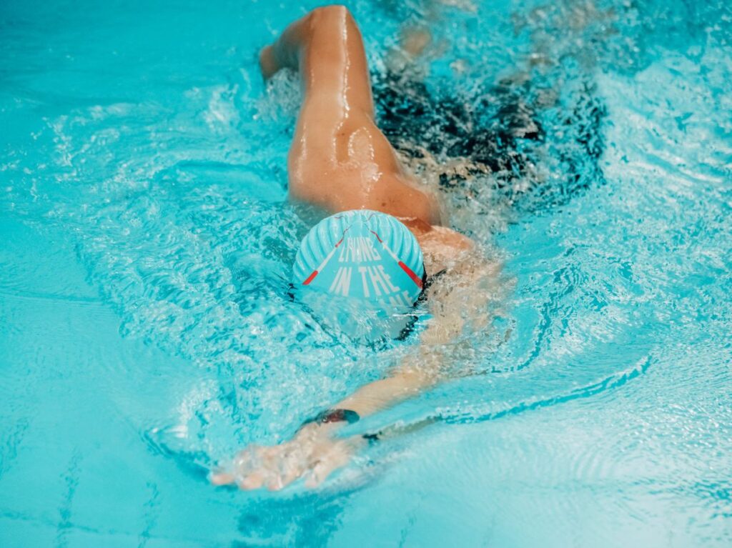 Un nadador en una piscina