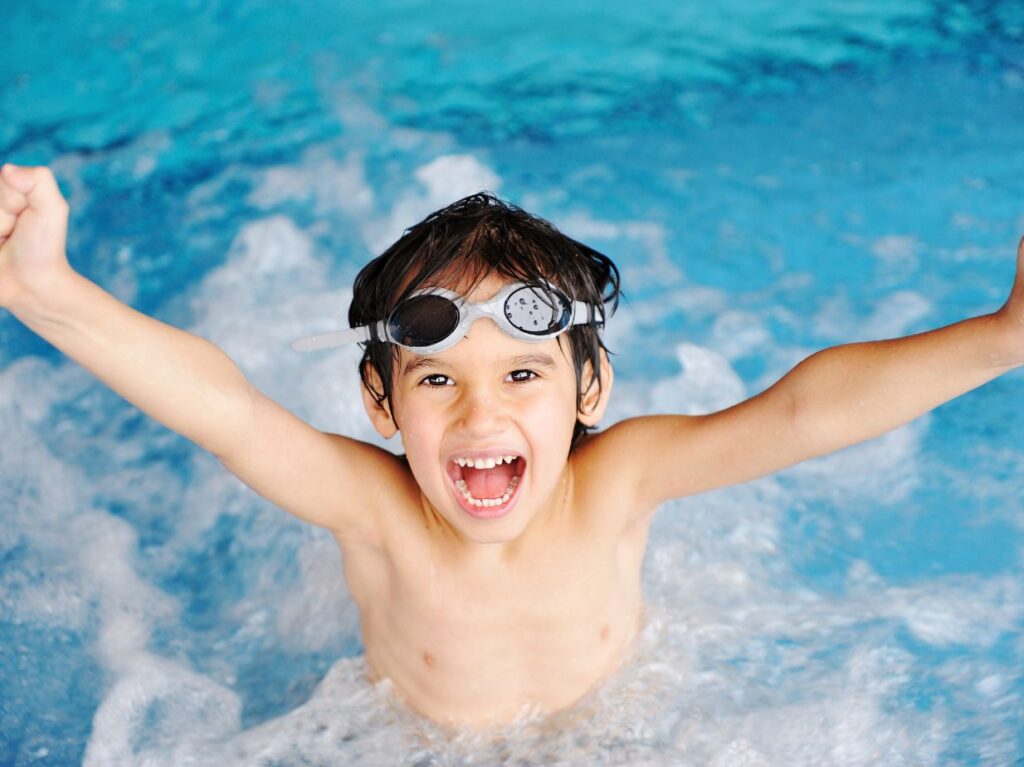 Un niño con alergias respiratorias nadando